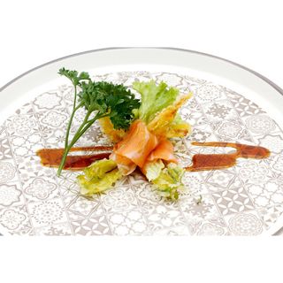 3146.Involtini di salmone con fiori di zucca in tempura 2 pezzi