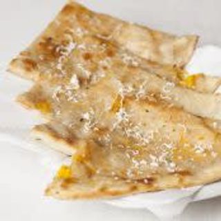 94. Cheese Naan (Paneer Kulcha) ( contiene gluten)