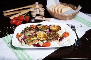 Ciuperci umplute cu branza la gratar