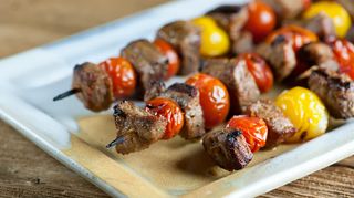 Frigarui din muschi de vita cu rosii cherry si sos ceddar