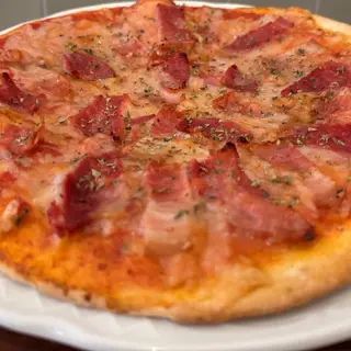 Pizza Artesana De Lacón Y Bacon Al Toque De Parmesano