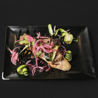 Pincho de rabo de toro con una reducción de vino tinto