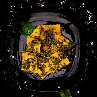 RAVIOLLI CON PESTO Y PARMESANO