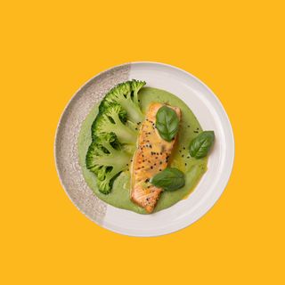 Łosoś z sosem groszkowym, brokułem i sosem holenderskim