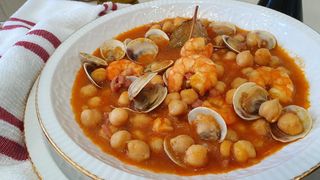 Cocido De Garbanzos Con Sepia y Almejas