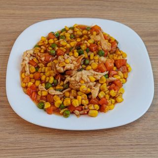 Piletina sa graškom šargarepom i kukuruzom