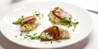 Язик, запечений на грилі, з пікантним овочевим тартаром