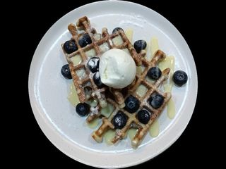 Вафлі зі свіжими ягодами та згущеним молоком