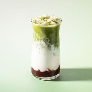 Truskawkowa Iced Matcha Latte