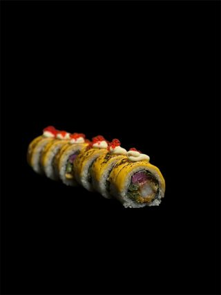 Uramaki Cheddar - krewetka w panko, spicy mango, warzywa, owijka z opalanego sera 8 szt
