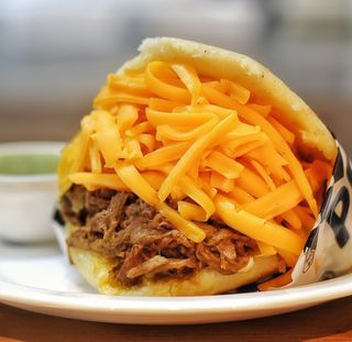 Arepa mechada de queso (1 ud.)