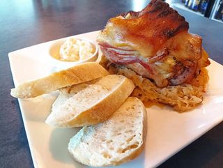 Golonko wieprzowe ziemniaczkami i kapustą