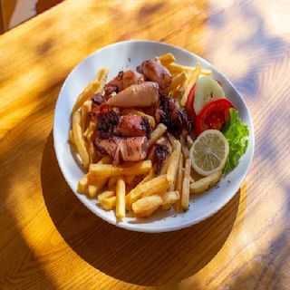 99. Chipirones Con Patatas Fritas Y Ensalada