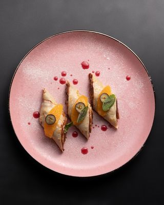 Блины с фруктами и бельгийским шоколадом