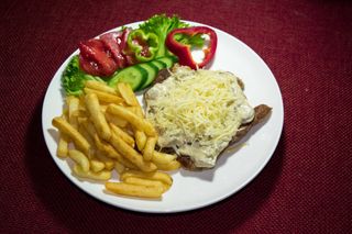 ღორის ლანგეტი სოკოთი და ყველის სოუსით