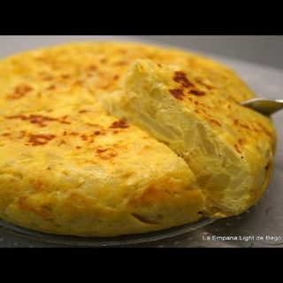 Tortilla de patatas con ensalada