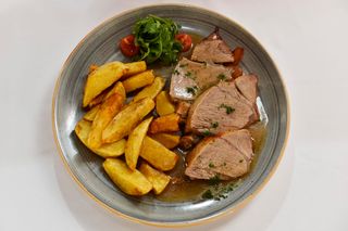 Teleće pečenje s domaćim mariniranim krumpirom