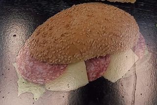 Sandwich cu salam si cascaval