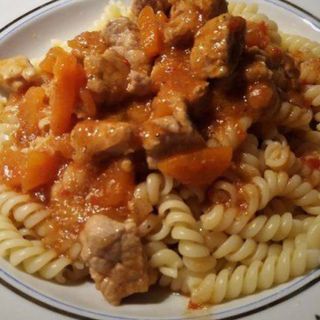 Pork goulash with pasta 250gr+ salad with beets, walnuts,prunes 150gr