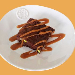 Brownie servido com Caramelo Salgado de Tahini
