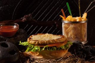 Pileći cheeseburger s pomfritom