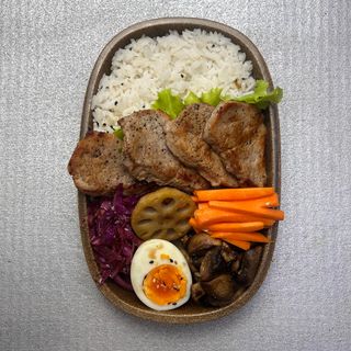 Бенто бокс със свинско