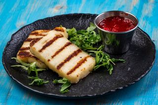 Halloumi la grătar cu dulceață de ardei iute