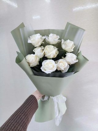 Buchet din 9 trandafiri albi 60-70cm