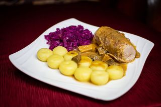 Pieczeń z sosem z grzybów leśnych