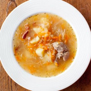 Kapuśniak z ziemniakami i boczkiem wędzonym 450 ml.