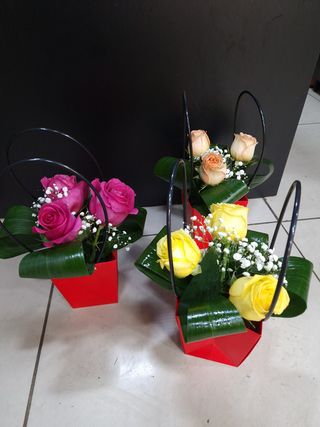 Aranjament floral 3 trandafiri mix in plasuta