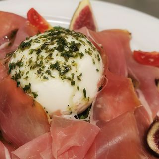 Burrata con jamón