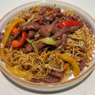 Tallarines fritos con Ternera.