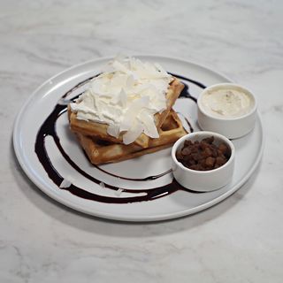 Gofr biała czekolada - jagoda