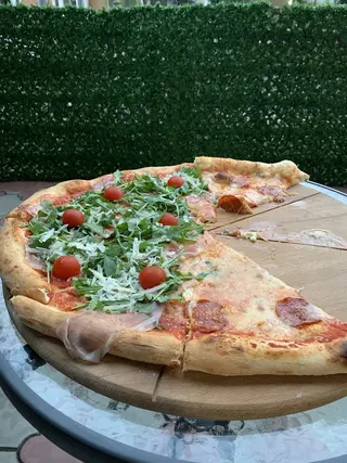 Bresaola rucola grana pizza
