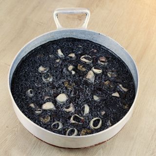 Arroz Negro Con Chipirones Y Langostinos (Para 2 personas)