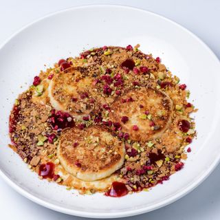 Сирники з заварним кремом з білого шоколаду і полуниці