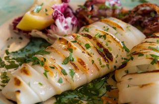 Calamari la grătar cu sos salmoriglio