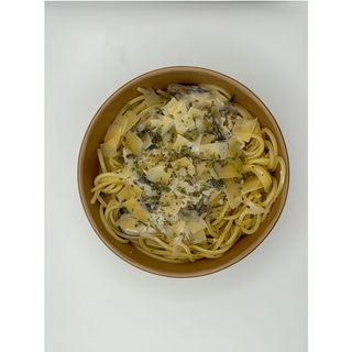 Espaguetis con salsa de champiñones y escamas de parmesano