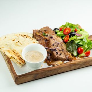 Нежная грудинка телятины в соусе Бульгогиподается с микс салатом и питой