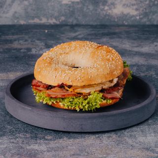 Bajgiel z boczekiem i jajkiem