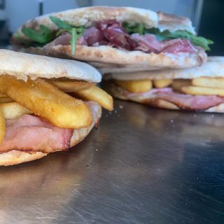 Puccia con verdure di stagione e mozzarella