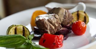 Медальйони з телятини, фламбовані кальвадосом