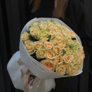 49 кремових троянд 