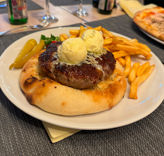 Pljeskavica + Coca-Cola