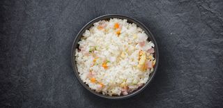 Pirinač sa povrćem, jajima i šunkom