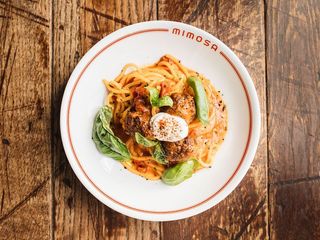 Spaghetti z klopsikami i wędzonym jogurtem