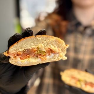 Закритий Бургер із сьомгою 