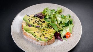 Tartina cu humus si avocado