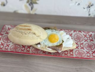 Montadito de serranito de atún